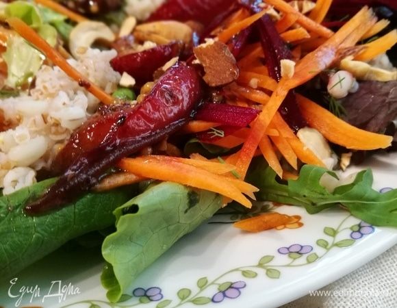 У меня в последнее время обрезаются фотографии, потому я постаралась сфотографировать салат в нескольких ракурсах. Приятного!