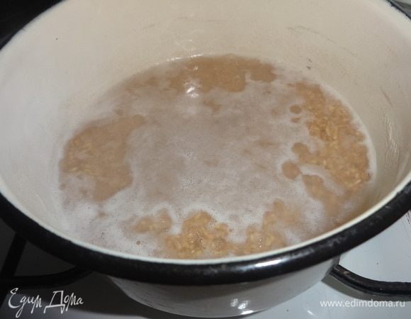 Крупу «Полтавская» ТМ «Националь» промыть. В кастрюлю налить воды, довести до кипения. Всыпать крупу.