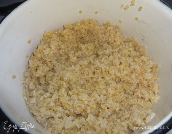 Варить крупу 15 мин до готовности. Остудить кашу до комнатной температуры.