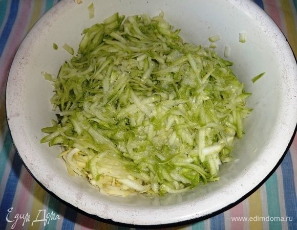 Кабачки вымыть, обсушить и натереть на крупной терке. Посолить, перемешать и дать постоять 15 мин.