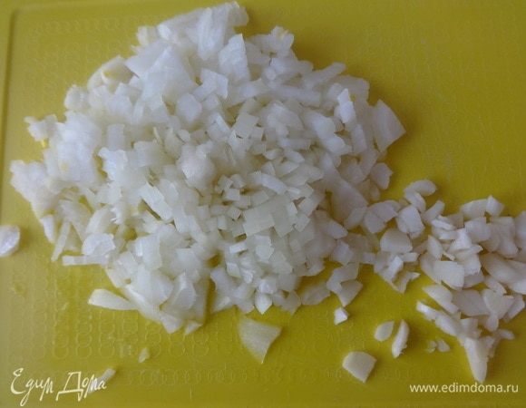 Лук почистить, мелко нарезать.