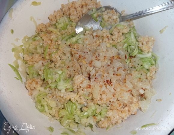 Кабачки отжать от выделившегося сока, добавить к ним пшеничную кашу и обжаренный лук.