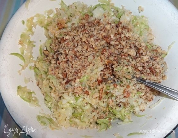 Орехи очистить от скорлупы и измельчить в мелкую крошку. Добавить орехи в кабачковую массу.