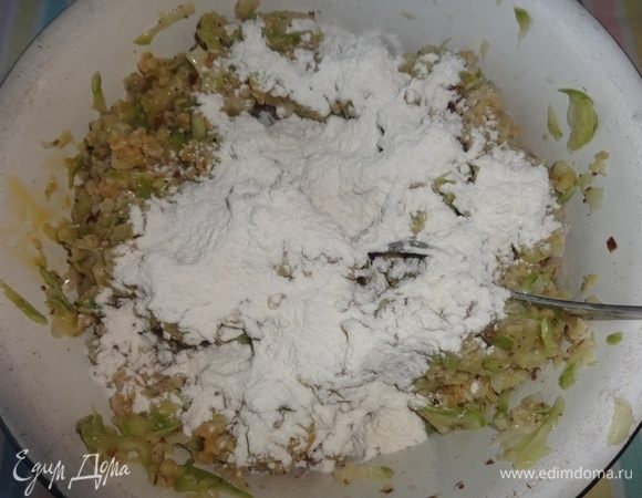 Всыпать муку и еще раз перемешать.