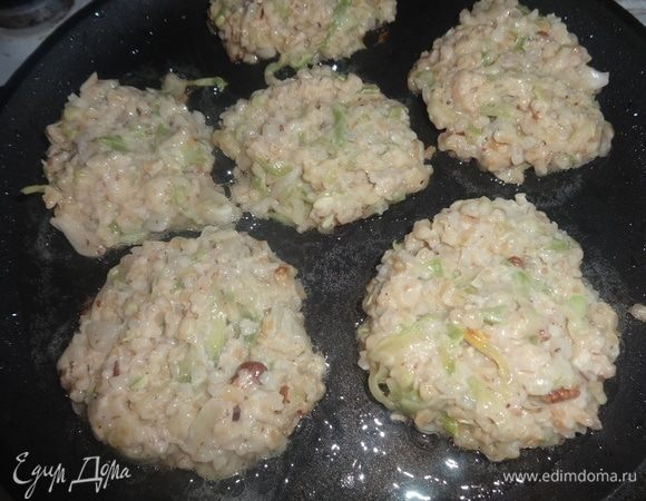 На сковороде разогреть оставшееся растительное масло. Выкладывать ложкой оладьи круглой или овальной формы. Обжаривать 2–3 мин с одной стороны.