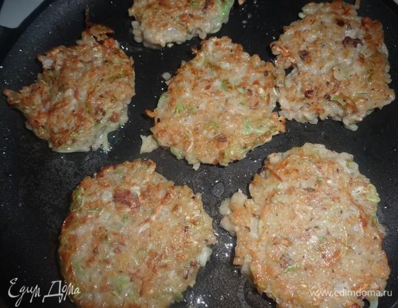 Перевернуть оладьи на другую сторону и жарить еще несколько минут. Выкладывать на бумажное полотенце, чтобы впиталось лишнее масло.