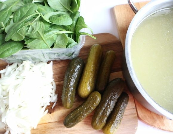 Приготовить все необходимое. Репчатый лук почистить, нарезать соломкой.