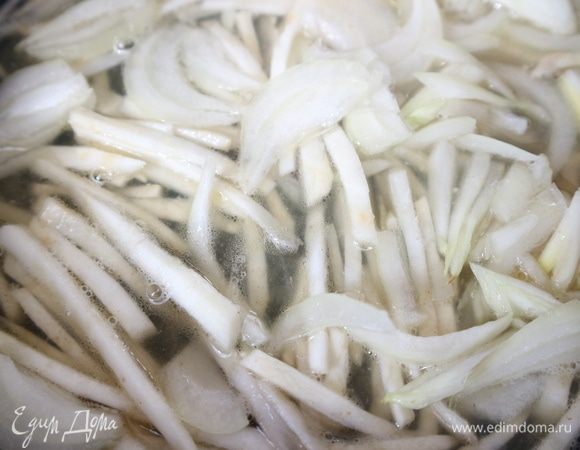 Припустить репчатый лук и корень сельдерея (также можно добавить другие белые коренья — пастернак, петрушку) в небольшом количестве бульона с добавлением сливочного масла в течение 15 мин.