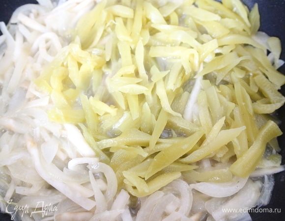 Добавить соленые огурцы к припущенным овощам, добавить немного бульона и рассола, припустить в течение 10–15 минут.