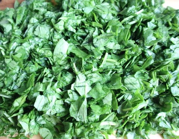 Шпинат помыть, откинуть на дуршлаг, нарезать.