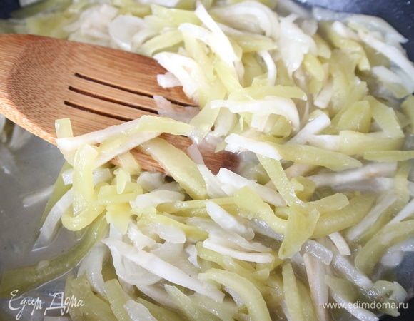 Овощи готовы. В кипящий бульон положить перец, лавровый лист, корень сельдерея, лук, припущенные соленые огурцы, убавить огонь и варить 5–10 мин. Добавить шпинат, соль (если требуется) и варить 3–4 мин.