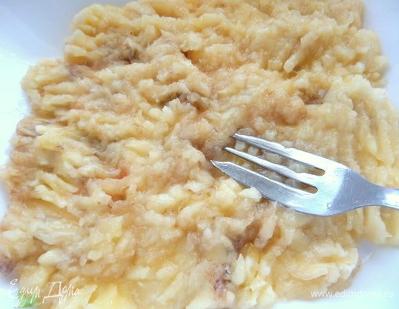 Размять их вилкой.