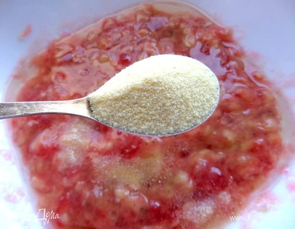 На этом этапе можно всыпать манку или у меня — семолина, чтобы она начала пропитываться.