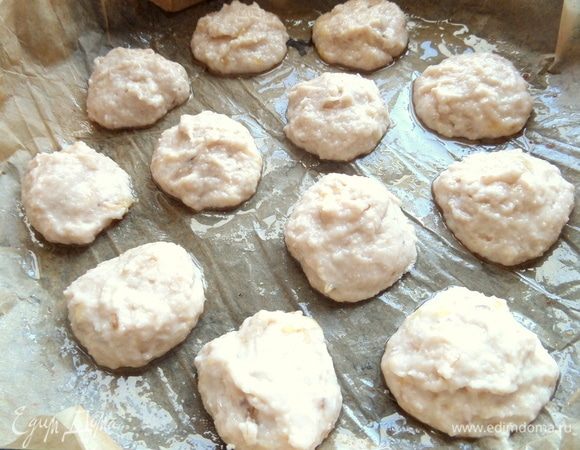 Смазать пергамент в форме маслом без запаха, и на бумагу выложить по ложке теста. Выпекать около 20 минут при 180°C. Не ждать, когда печенье затвердеет, верхушка будет пружинить, так и должно быть.