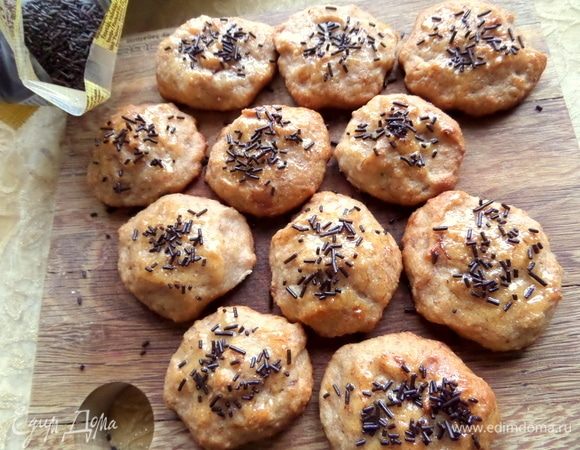 Для красивой подачи можно смазать капелькой меда верх и присыпать шоколадной крошкой.