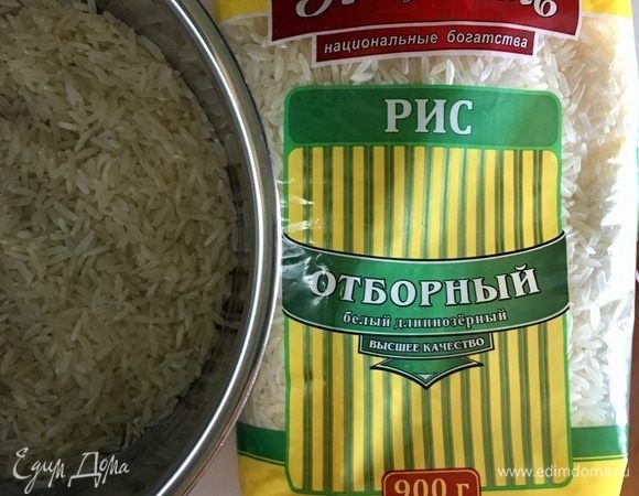 Приготовление супа следует начать с варки риса для фаршировки перцев. Я использую рис «Отборный» белый длиннозерный ТМ «Националь». Этот рис отлично зарекомендовал себя во многих моих рецептах. Поэтому и для фаршировки перцев использую его. Итак, поставить рис вариться до готовности согласно инструкции на упаковке.