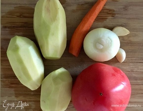 А пока рис варится, подготовим овощи для бульона. Набор узбекского супа абсолютно классический домашний и уютный, я бы так сказала. Это лук, морковь, чеснок, картофель и помидор. Лук и чеснок почистить и мелко порубить. Морковь натереть на мелкой терке. Картофель нарезать кубиками.