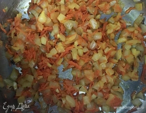 В кастрюле разогреть растительное масло и отправить туда лук, чеснок и морковь.