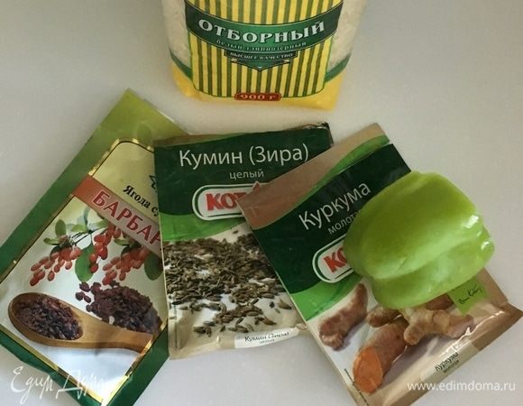 Обязательно в узбекском супе присутствуют ароматные специи. Зира, куркума и барбарис. Причем зиру и куркуму добавляем сразу в горячее масло к луку, моркови и чесноку. А барбарис — в самом конце варки.