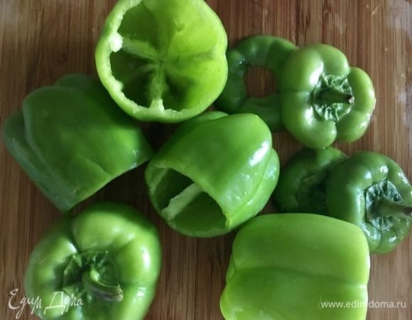 Пока овощи варятся, подготовим болгарские перцы для фаршировки. Срезать у перцев плодоножку и удалить семена. И займемся фаршем.