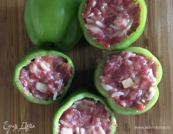 Подготовленные перчики начинить фаршем.