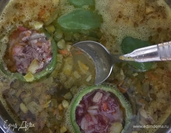 И отправить к остальным овощами. Осталось только варить до готовности перцев.