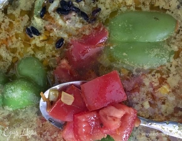 А за 5–10 минут варки добавляется нарезанный кубиком свежий помидор. Соль по вкусу и барбарис. В принципе, суп готов. По окончанию варки дайте постоять супу под крышкой минут 15. Так все вкусы и ароматы раскроются в большей степени.