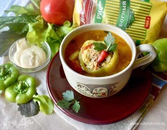 И давайте пообедаем уже! Разливаем суп по тарелочкам. Обязательно в каждую кладем свежую зелень. У меня петрушка. И также узбекские супы принято подавать или с простоквашей, или с кислым молоком, или с кефиром, или со сметаной. У меня деревенская сметана.