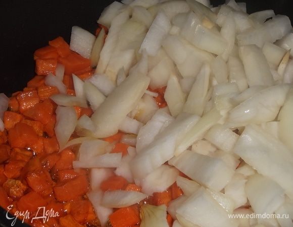 Морковь нарезать и обжарить на растительном масле под крышкой до полуготовности. Добавить нарезанный лук и тушить под крышкой до готовности моркови.