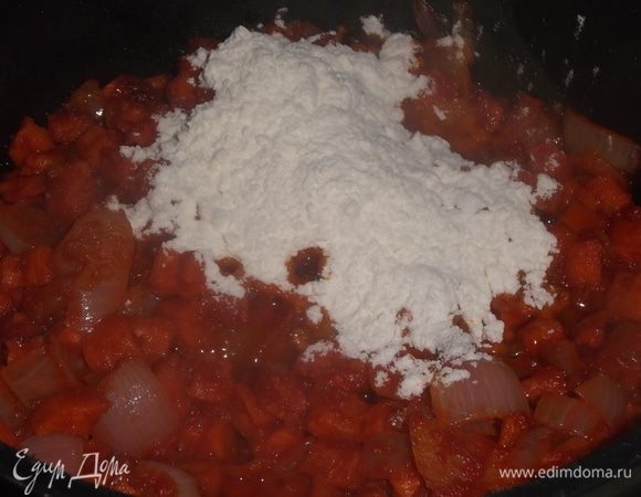 Добавить муку и обжаривать 5 минут, постоянно помешивая.