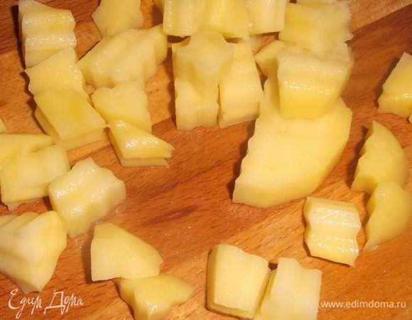 Картофель нарезать, добавить в бульон с мясом. Посолить, варить 10 минут. Добавить суповую основу, варить еще 15 минут.