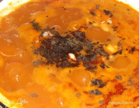 Измельчить чеснок и базилик. Добавить в суп.