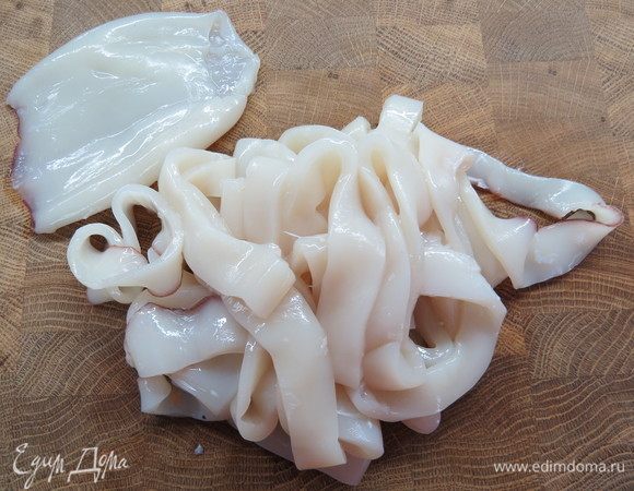 Филе кальмара моем, обсушиваем бумажным полотенцем, нарезаем кольцами.