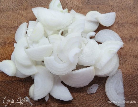 Нарезаем репчатый лук полукольцами.