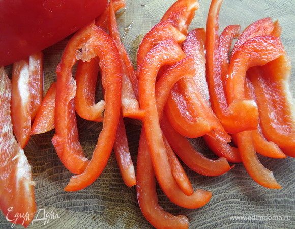 Красный перец нарезаем тонкими полосками.