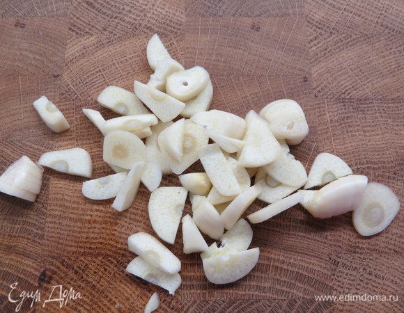 Чеснок нарезаем тонкими пластинками.