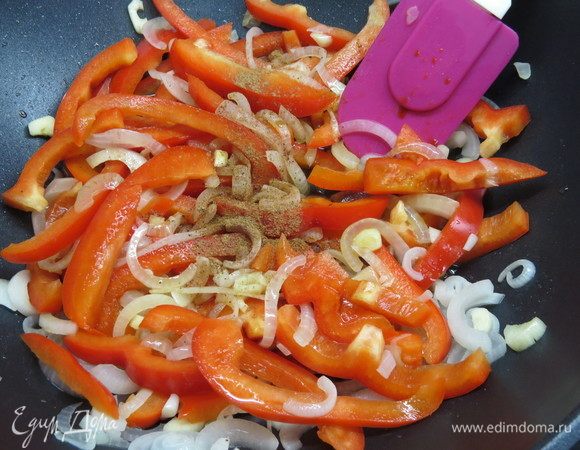 Добавляем в вок соевый соус, кунжутное масло, лимонный сок, мускатный орех, перемешиваем содержимое сковороды.