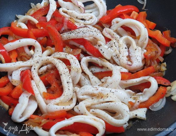 Добавляем обжаренные кальмары, молотый черный перец, солим (можно и не солить, в соевом соусе соли достаточно). Все перемешиваем, убавляем огонь и тушим еще 2–3 минуты.