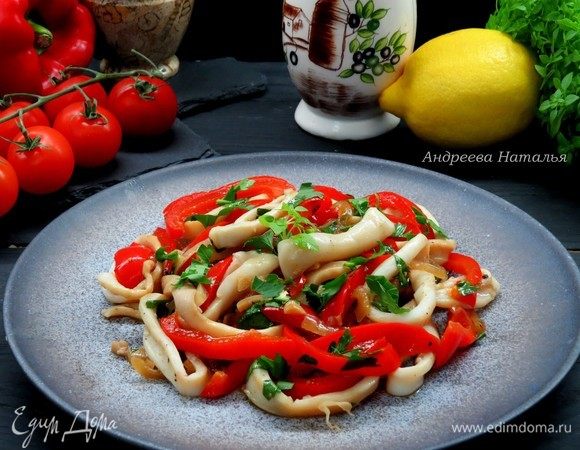 При подаче посыпать кальмары зеленью. Закуску можно есть как горячей, так и холодной. Приятного аппетита!