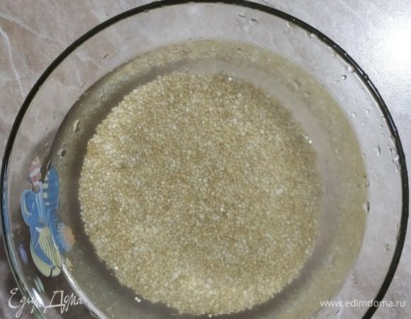 Киноа нужно тщательно промыть, чтобы удалить с поверхности сапонин, придающий готовой крупе горечь. Отварить в соотношении 1:2, остудить.