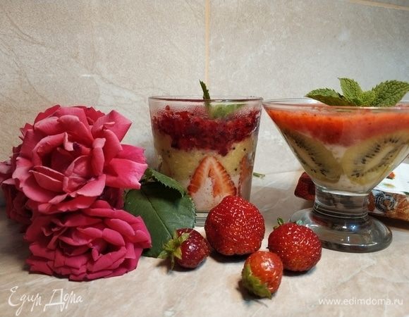 Выкладываем слоями в креманки получившееся пюре и прячем в холодильник на 30 минут. Украшаем листиками мяты и подаем к столу.