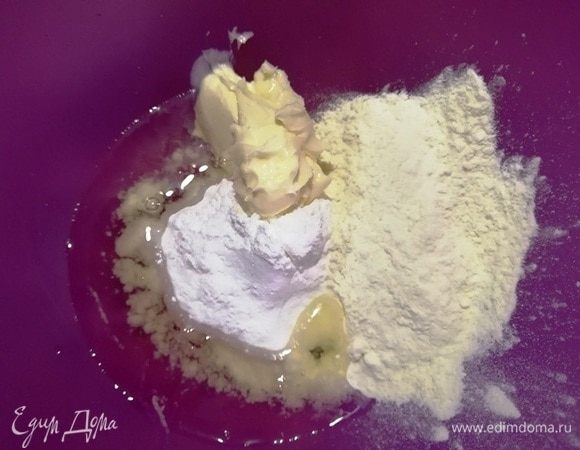 Готовим тесто для цветов. Отмеряем масло, сахар, муку. Яйцо разделяем на белок и желток. Добавляем к ингредиентам белок, желток оставим для рулета.
