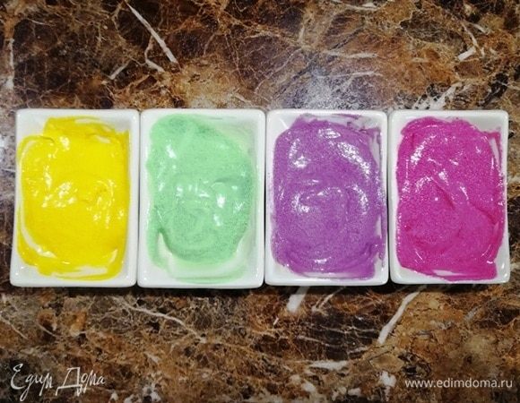 Делим тесто на 4 части. Подкрашиваем каждую часть пищевым красителем.