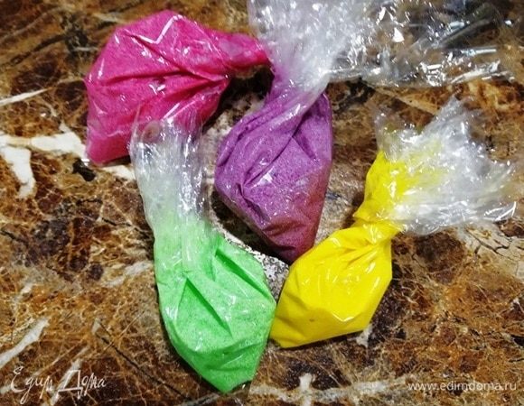 Выкладываем тесто в кондитерские мешочки. Я взяла мешки для запекания. Надрезаем уголок.