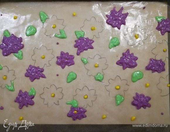 Рисуем еще цветы. Убираем в холодильник на 5 минут.