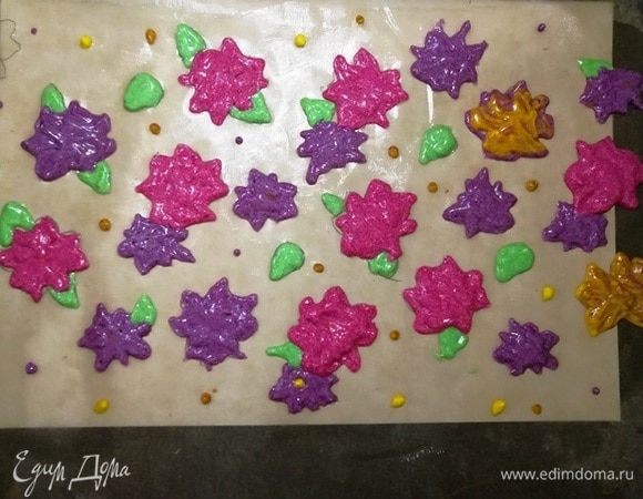 Докрашиваем цветы. На пару цветков не осталось розового и фиолетового теста, я сделала желтые цветы. Думаю, ничего страшного. Убираем противень в холодильник.