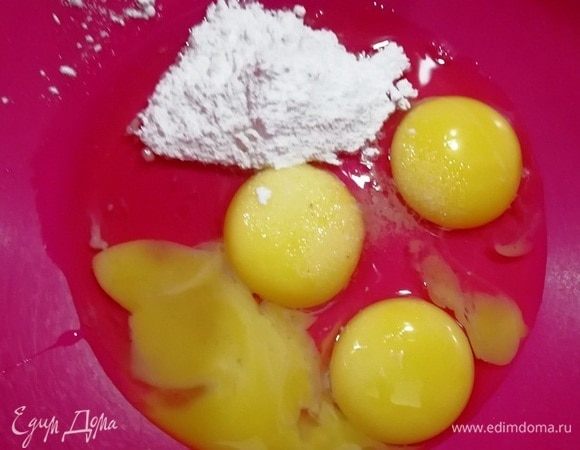 Готовим тесто для рулета. Желток у нас остался от теста для цветов, добавляем еще 2 желтка. Белки пока отставим в сторонку. К желткам добавляем 25 г сахарной пудры и 50 мл воды.