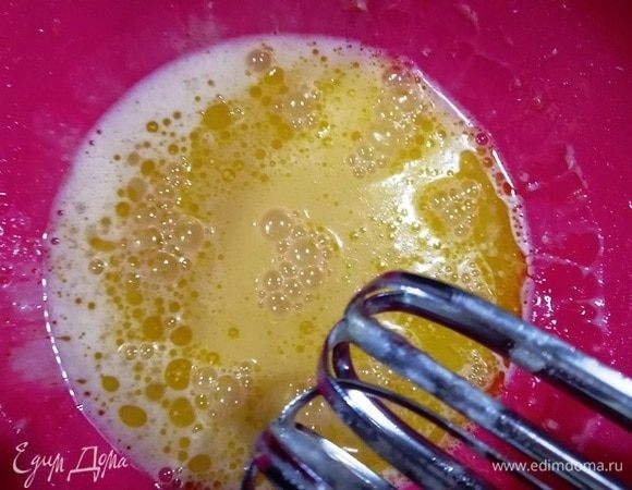 Смешиваем при помощи миксера и добавляем 30 мл растительного масла.