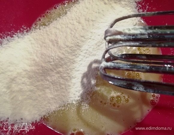 Перемешиваем и добавляем 60 г просеянной муки.