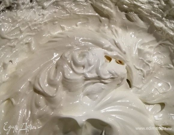 Постепенно добавляем 25 г сахарной пудры и взбиваем до устойчивых пиков.